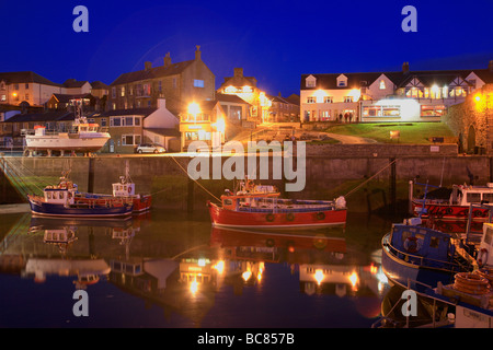 Port de Seahouses dans la nuit au nord de la côte de Northumberland Comté de Northumbrie England UK Banque D'Images