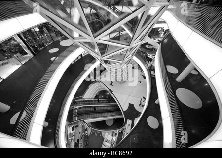 MyZeil à partir de l'étage supérieur à Francfort le nouveau centre commercial dans le centre de Francfort situé sur la très fréquentée rue commerçante Zeil Banque D'Images