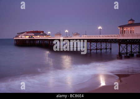 Jetée de Cromer de nuit côte nord du comté de Norfolk County England UK Banque D'Images