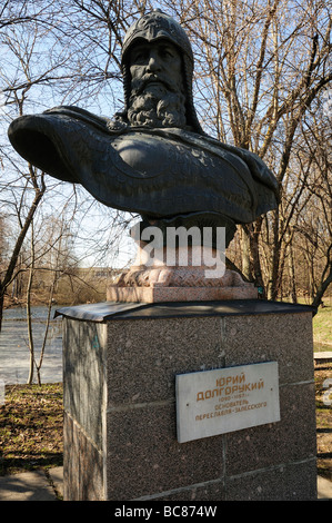 Pereslavl Zalessky : monument à Youri Dolgorouki, connu sous le nom de Yuri Longharm, prince de Souzdal, à l'intérieur du monastère Goritsky Banque D'Images