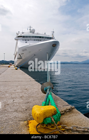 Le navire de croisière blanche Oriana solidement attaché à une borne jaune tandis qu'à son poste à quai à Corfou Banque D'Images