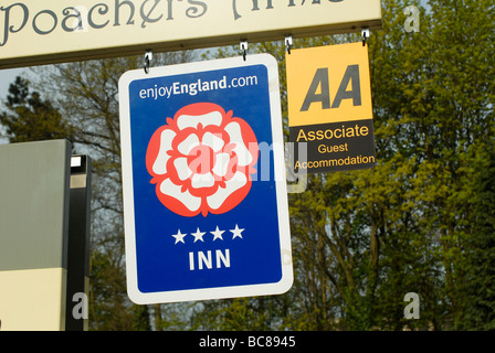 Signalisation touristique à l'extérieur de l'inn en Angleterre publicité disponibles Banque D'Images