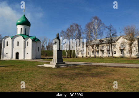 Zalesskyy Pereslavl : la Place Rouge avec la cathédrale de la Transfiguration à l'intérieur du Kremlin Banque D'Images