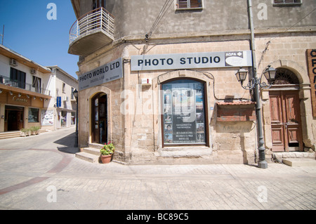 Chypre Polis rue piétonne en centre ville Banque D'Images