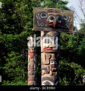 Mâts totémiques Haïdas au Musée d'Anthropologie, Université de la Colombie-Britannique (UBC), Vancouver, BC, Canada Banque D'Images