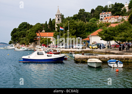 Le joli port de Cavtat et bâtiments colorés toit rouge et petits bateaux de plaisance amarrés au quai Banque D'Images