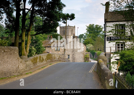 À la direction de St Marys Parish Church, kettlewell, village du Yorkshire, UK Banque D'Images