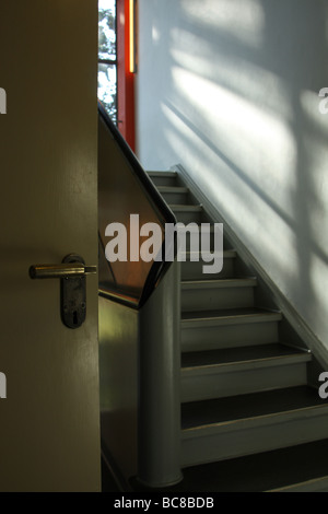 Escalier escalier escalier dans les maisons des maîtres du Bauhaus Dessau Allemagne Banque D'Images