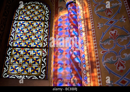 Colonnes et vitraux de l'église romane de Saint Austremoine d'Issoire. L'Auvergne. La France. Banque D'Images