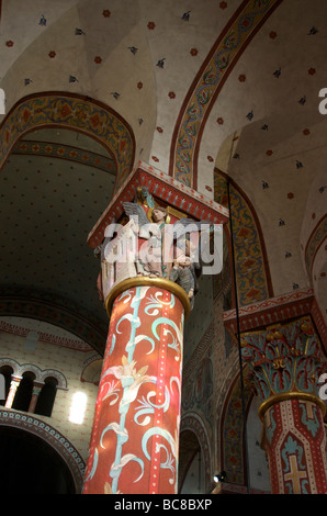 Colonnes de l'Eglise romaine Saint Austremoine d'Issoire. L'Auvergne. La France. Banque D'Images