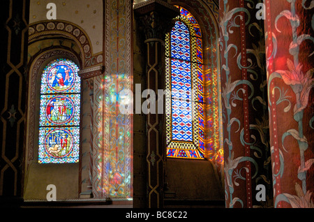 Colonnes et des vitraux de l'église romane de Saint Austremoine d'Issoire. L'Auvergne. La France. Banque D'Images