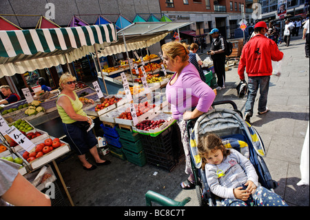 Stand de fruits sur Moore Street le marché en plein air dans les domaine de la République d'Irlande Dublin Banque D'Images
