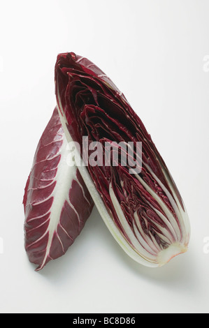 Le radicchio, coupées en deux - Banque D'Images