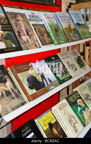 Formation de chien de chasse et de livres sur les étagères d'un livre à un décrochage country fair Banque D'Images