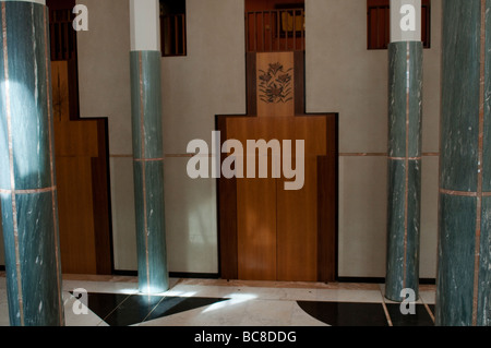 Nouvelle Maison du Parlement, le foyer avec des colonnes de marbre représentant des forêts d'eucalyptus et de marqueterie, Canberra, Australie Banque D'Images