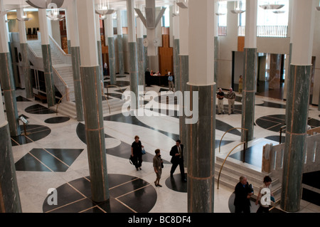 Nouvelle Maison du Parlement, le foyer avec des colonnes de marbre représentant des forêts d'eucalyptus, Canberra, ACT, Australie Banque D'Images