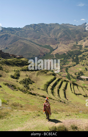 Inca un jouant de sa flûte quena (a) près des ruines de Pisac dans la vallée sacrée du Pérou Banque D'Images