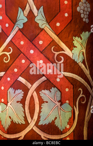 Décoration sur une colonne de l'église romaine St Austremoine d'Issoire, département du Puy de Dôme, Auvergne Rhône Alpes, France. Banque D'Images