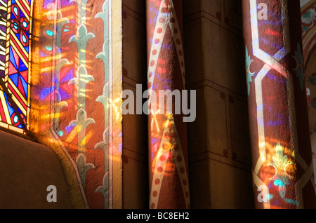 Décoration sur une colonne de l'église romaine Saint Austremoine d'Issoire. L'Auvergne. La France. Banque D'Images