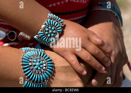 Bracelets Turquoise conçu et porté par une mère et sa fille indiens Navajo de l'Arizona USA Banque D'Images