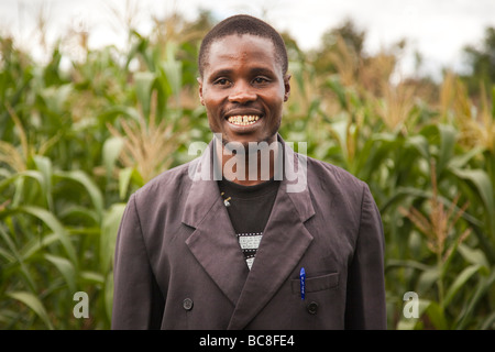 Portrait d'un petit cultivateur de maïs debout dans un champ de maïs dans le village de Kikwe, district d'Arumeru, région d'Arusha, Tanzanie. Banque D'Images