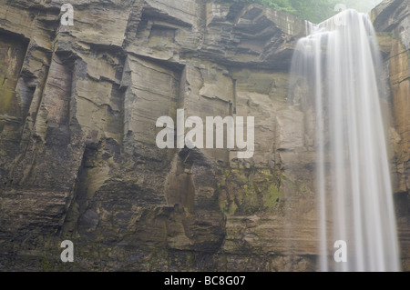 Plus de cascade falaise dans morning mist taughannock falls taughannock falls state park à new york Banque D'Images