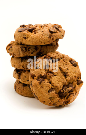 Cookies aux pépites de chocolat sur un fond blanc Banque D'Images
