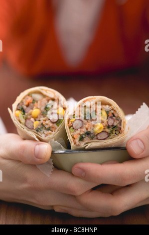 Femme tenant des burritos bean - Banque D'Images