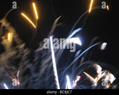 D'artifice dans le ciel de nuit Banque D'Images