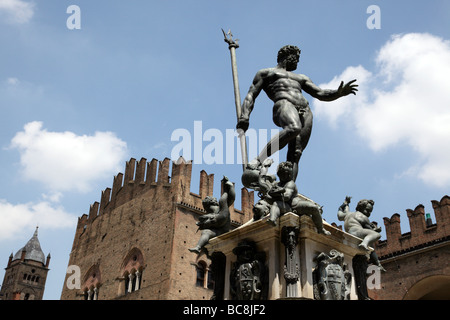 Fontaine de Neptune avec le palazzo re enzo en arrière-plan la piazza del nettuno Bologna Italie Banque D'Images