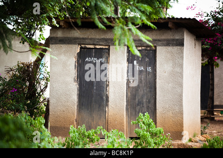 Village latrine avec mâle et femelle avec portes marqués 'Adam et Eve'. Kikwe District Arumeru Village Arusha Tanzania Banque D'Images