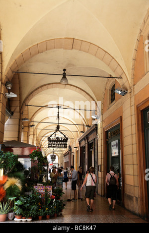 Galerie marchande couverte le long de Via Ugo Bassi Bologna Italie Banque D'Images