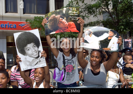 Des milliers de fans de Michael Jackson à l'extérieur de l'Apollo Theatre de Harlem à New York pour un mémorial à la fin de l'icône pop Banque D'Images