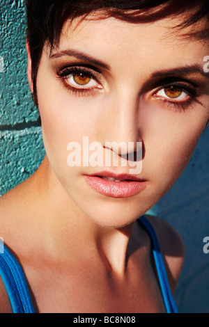 Close up of young woman with cheveux coupés, en plein soleil. Banque D'Images