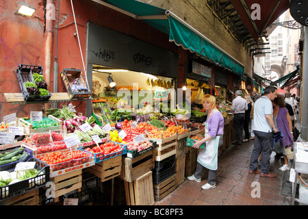 Des étals de fruits et légumes dans la rue étroite de la via pescherie vecchie Bologna Italie Banque D'Images