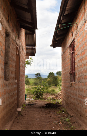 Scène d'Afrique rurale encadrée par deux maisons de brique de boue. Kikwe District Arumeru Village Arusha Tanzania Banque D'Images