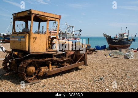 Un vieux tracteur sur la plage à Hastings, East Sussex, Angleterre Banque D'Images