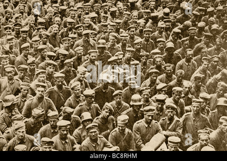 Prisonniers de guerre allemands pris par les troupes britanniques au début de la seconde bataille de la Somme. Banque D'Images