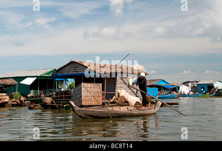 Femme sur un bateau dans le village flottant près de Kompong Chnang au Cambodge Banque D'Images