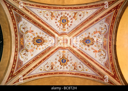 Détail de l'intérieur du plafond peint galerie marchande couverte en face de la piazza Cavour Italie Bologne Banque D'Images