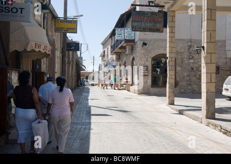 Chypre Polis rue piétonne en centre ville Banque D'Images