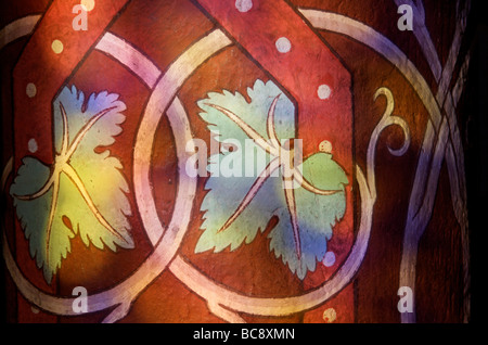 Décoration sur une colonne de l'église romaine Saint Austremoine d'Issoire. L'Auvergne. La France. Banque D'Images