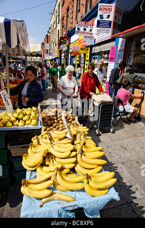 Stand de fruits sur Moore Street le marché en plein air dans les domaine de la République d'Irlande Dublin Banque D'Images