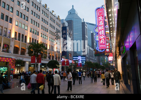 Les consommateurs sont vus sur Nanjing Road à Shanghai, Chine Banque D'Images