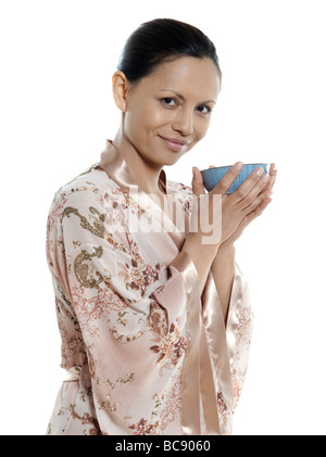 Boire du thé chaud potable asiatique femme isolé sur fond blanc Banque D'Images