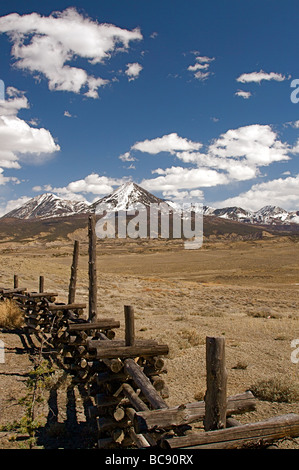 L'ouest du Colorado ranch terre avec barrières en bois Banque D'Images