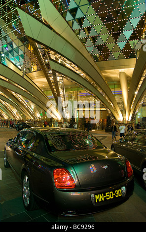 Limousine Bentley garée à l'extérieur de l'entrée du Grand Lisboa Hotel et Casino à Macao dans la soirée Banque D'Images