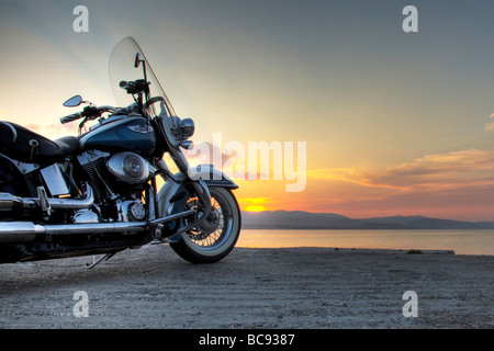 Une Harley Davidson moto Moto prendre au coucher du soleil au coucher du soleil le jour Banque D'Images