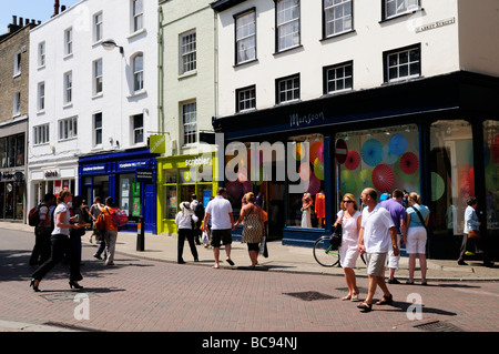 Scène de rue à Market street dans le centre-ville de Cambridge en Angleterre, Royaume-Uni Banque D'Images