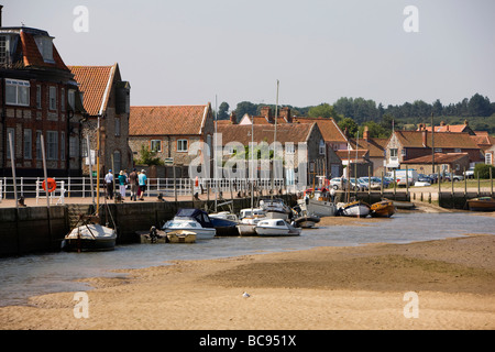 Blakeney village sur la la côte nord du comté de Norfolk en Angleterre avec l'estuaire et quayside Banque D'Images